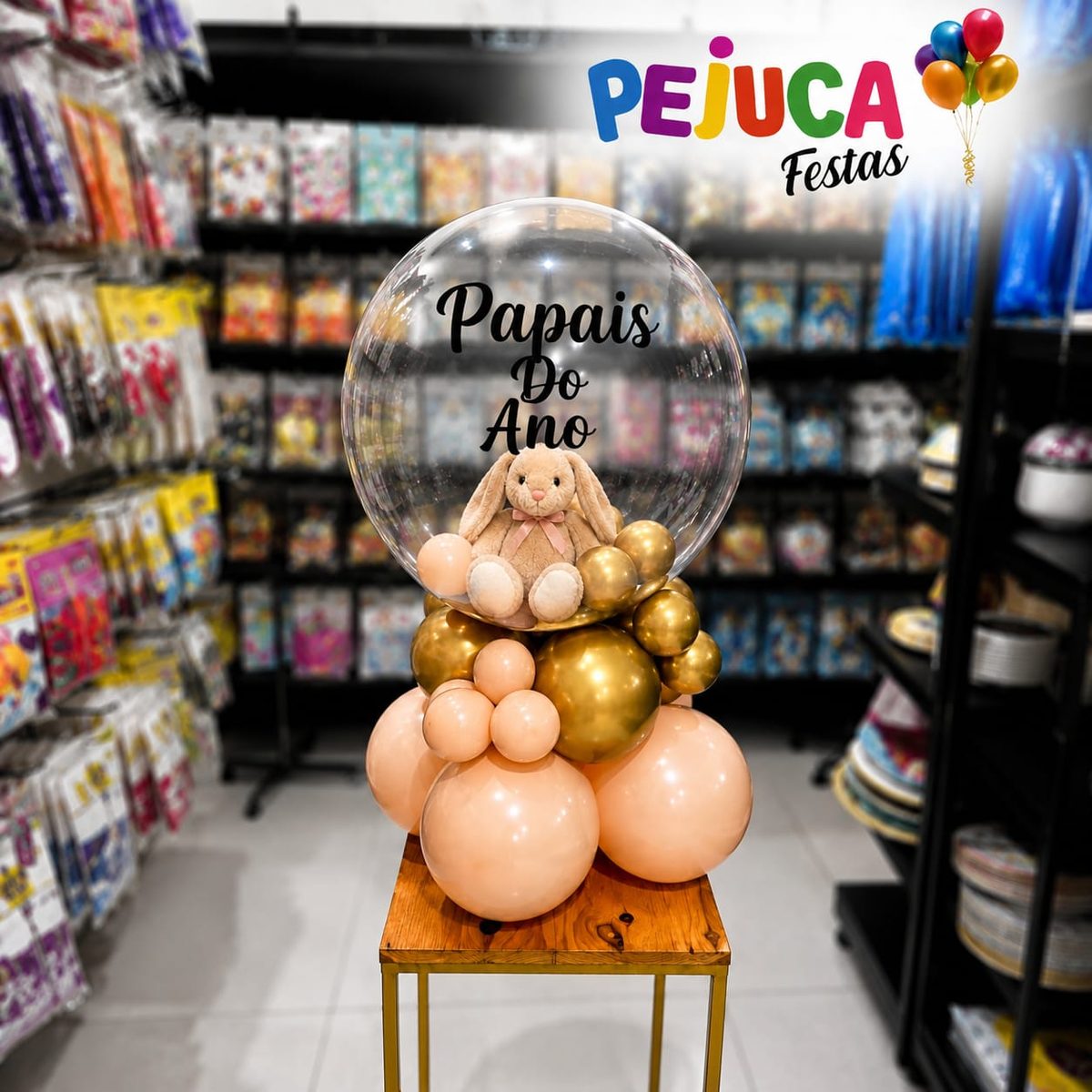 Arranjo balão bubble com pelúcia coelho Papais do Ano – Pejuca Festas Arranjo de balão bubble transparente com pelúcia coelho e balões dourados rose personalizado Papais do Ano Pejuca Festas