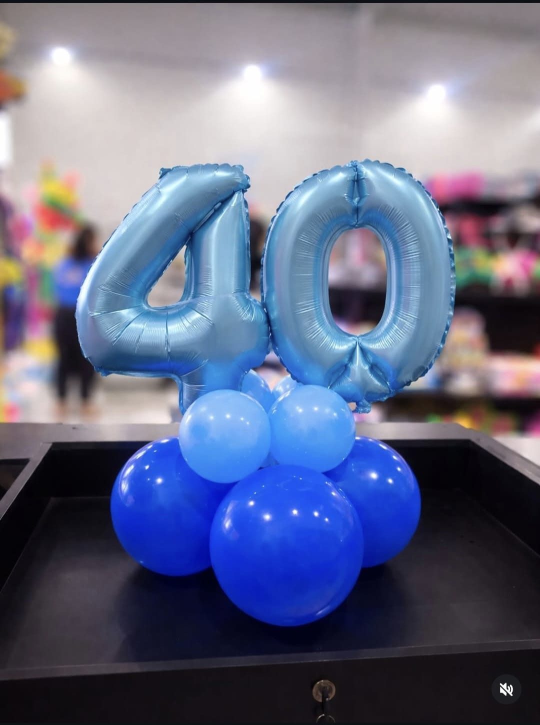 Arranjo balão número 40 azul aniversário – Pejuca Festas Arranjo de balão com número 40 metalizado azul sobre base de balões azul royal, ideal para aniversário, Pejuca Festas Itanhaém SP