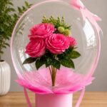 Arranjo de balão transparente com rosas pink e decoração rosa da Pejuca Festas em Itanhaém SP