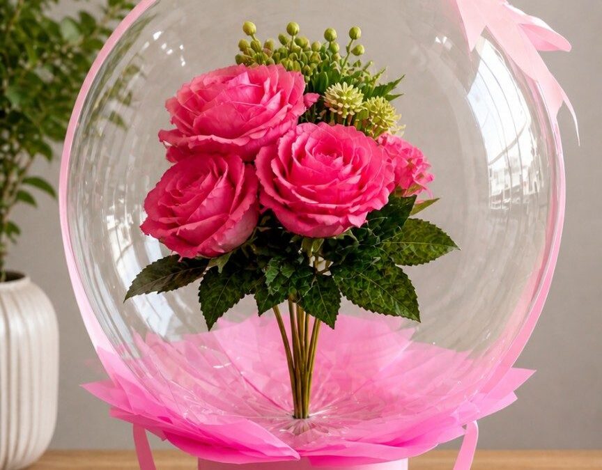Arranjo de balão transparente com rosas pink e decoração rosa da Pejuca Festas em Itanhaém SP