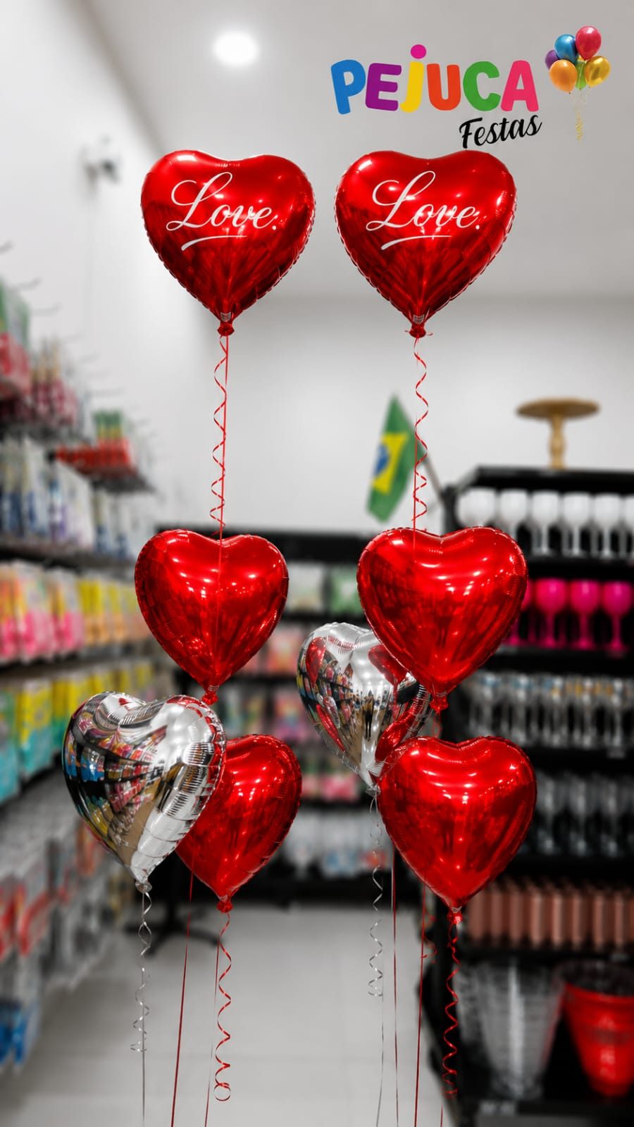 Balões coração Love metalizados vermelhos – Pejuca Festas Itanhaém Arranjo de balões coração metalizados vermelhos com escrita Love, presentes românticos da Pejuca Festas em Itanhaém